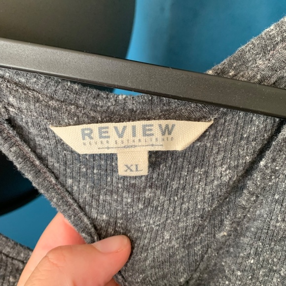 Beautiful detailed t-shirt with cut out back - Picture 3 of 3